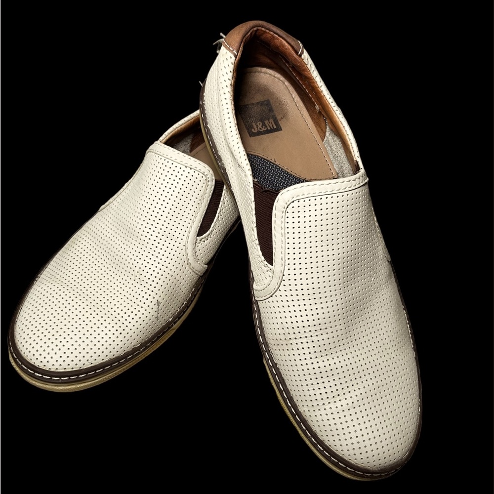Men’s Johnson & Murphy slip on shoes. Size 8.5